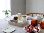 フリッツ・ハンセンのSkagerak Norr Carrierとテーブルウェアやキッチン用品が並べられた画像