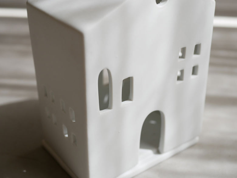 rader/レダー製Light Houseキャンドルホルダーの磁器スケールモデルが静物として撮影された画像