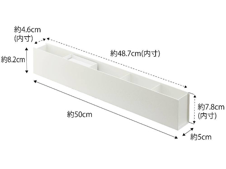 木目調のスリムタワーデスクオーガナイザーが棚付きで配置され、観葉植物とともにデスク上に置かれている様子