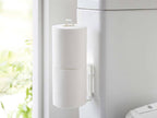 スチール製「tower」フィルムフック付きトイレットペーパーホルダーが浴室の壁に取り付けられている様子