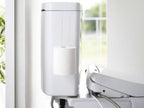 浴室に設置された【tower/タワー】フィルムフックトイレットペーパーホルダー。スチール製で2ロールのトイレットペーパーを収納可能な洗練されたデザイン