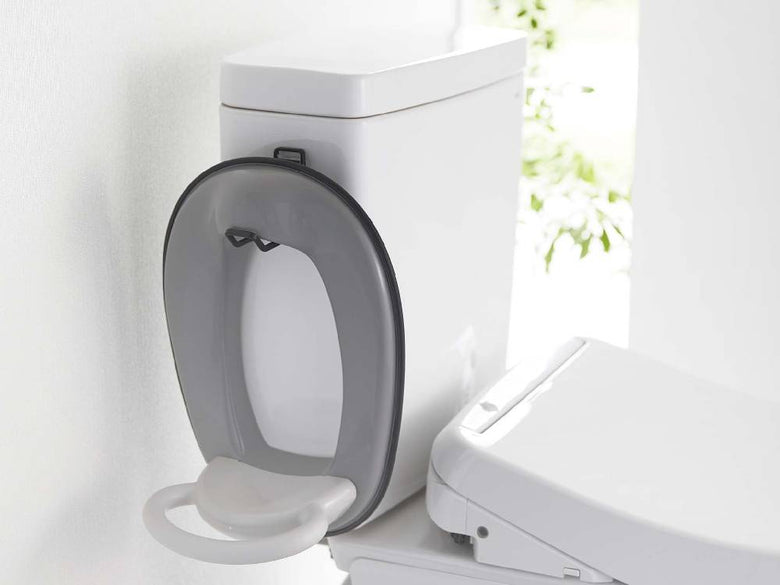 白いトイレに取り付けられた【tower/タワー】フィルムフックトイレ用品収納フック