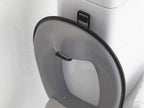 タワーのフィルムフックトイレ用品収納フックがバスルームのトイレに取り付けられている様子
