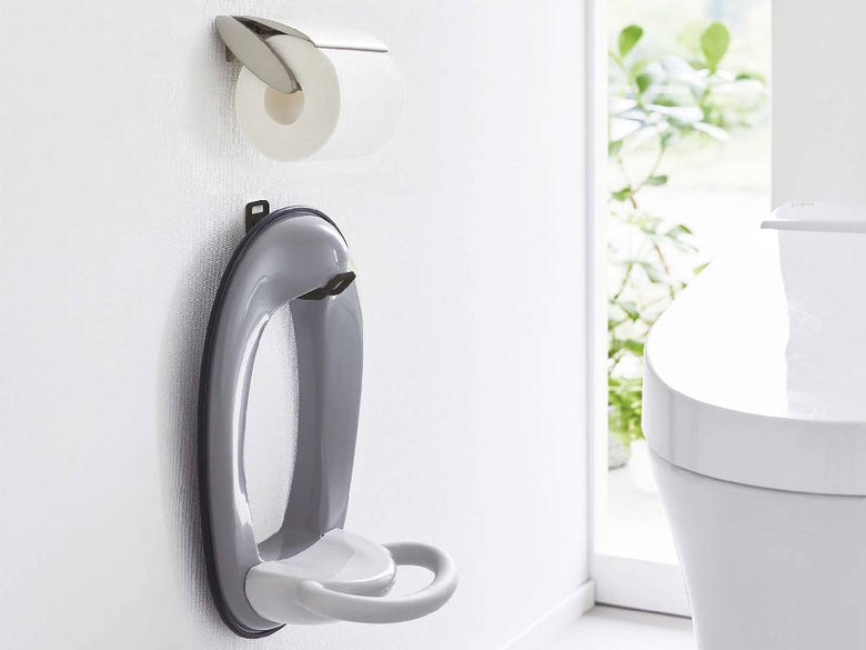 白色のタワーウォールトイレ用品収納フックがトイレの壁に取り付けられたバスルーム