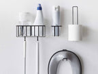 銀色のプラスチック製シリンダー型歯ブラシホルダーが取り付けられたウォールトイレ用品収納フック