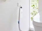 浴室の壁に設置されたタワー製ウォールトイレ用品収納フック