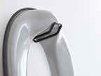 銀色のスチール製ウォールトイレ用品収納フックが石こうボードの壁面に取り付けられている様子