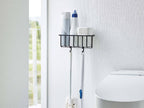 シルバー色のタワー型ウォールトイレ用品収納ラックが浴室の壁に設置されている様子