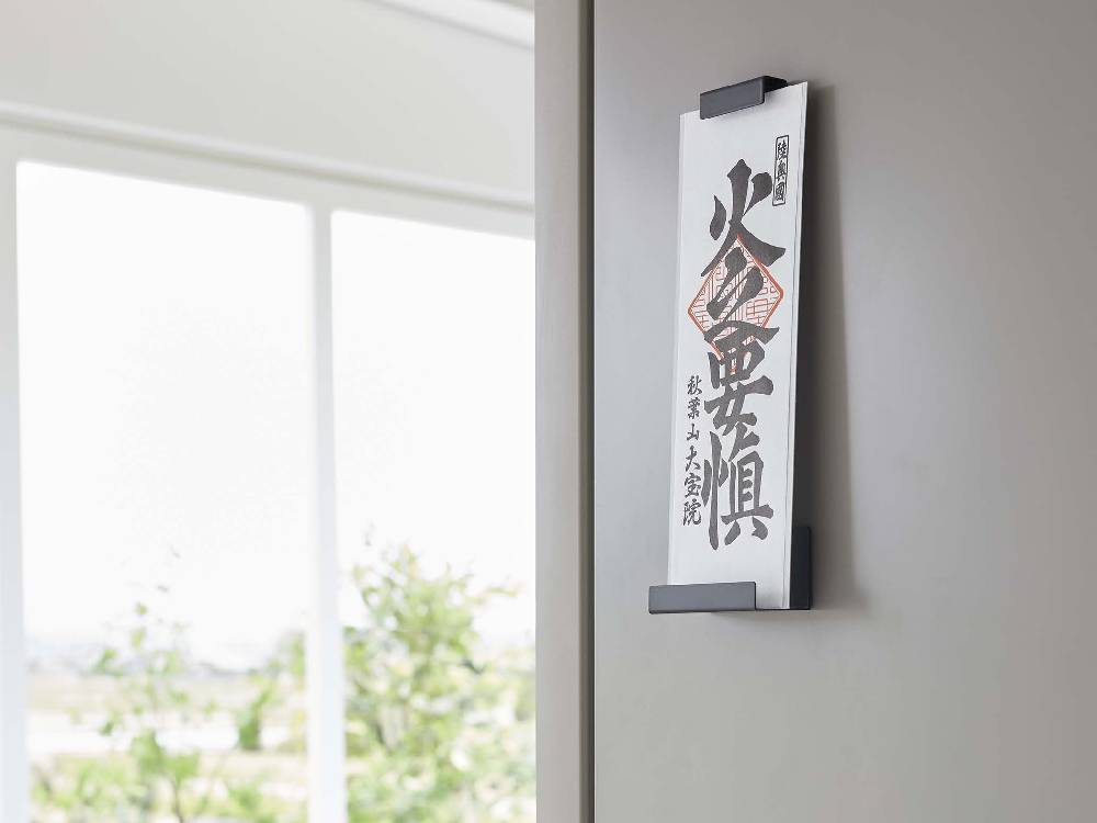 tower/タワー マグネット神札ホルダー シングルタイプ。粉体塗装されたスチール製で、上部と下部に神札を差し込む部分があり、磁石が付いています。