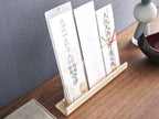 スチールと天然木積層合板で作られた【RIN/リン】神札スタンド。サイズは約幅25cm、奥行き5cm、高さ11cmのシンプルなデザイン