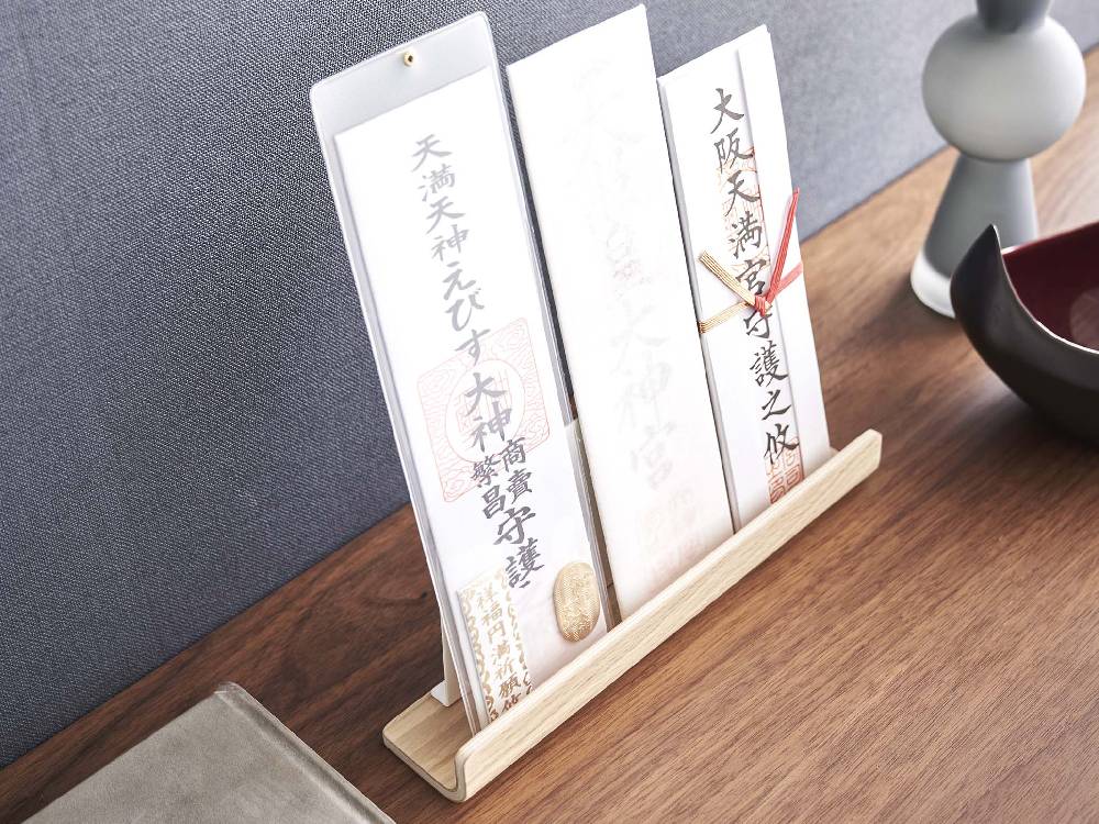 スチールと天然木積層合板で作られた【RIN/リン】神札スタンド。サイズは約幅25cm、奥行き5cm、高さ11cmのシンプルなデザイン