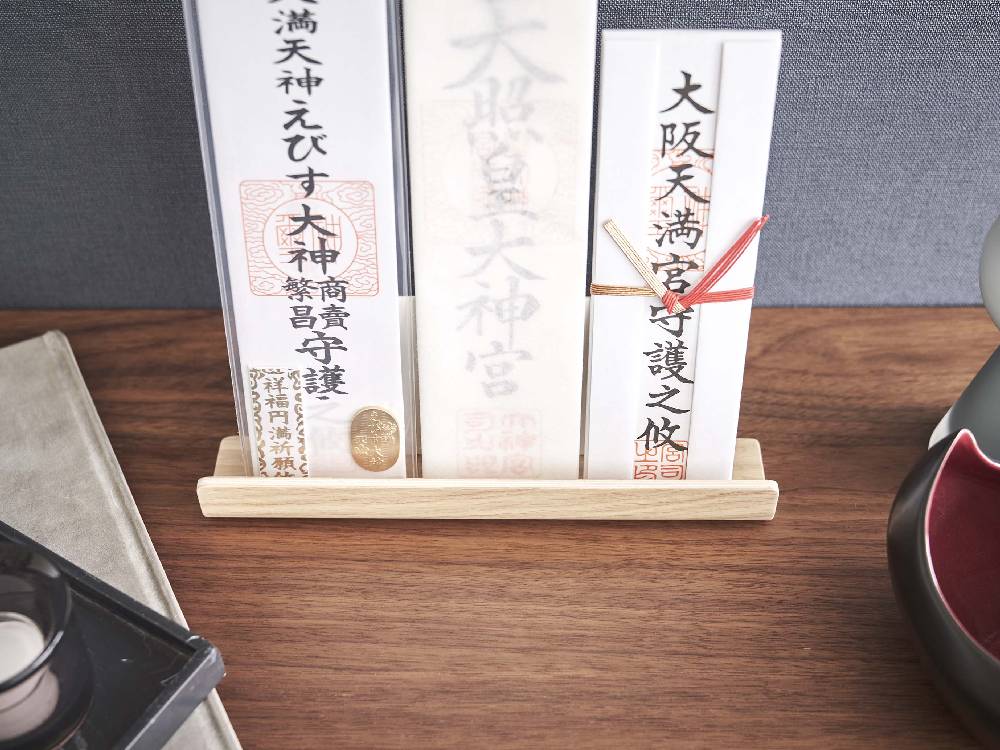 スチールと天然木積層合板でできた、幅約25cm、高さ約11cmの神札スタンド
