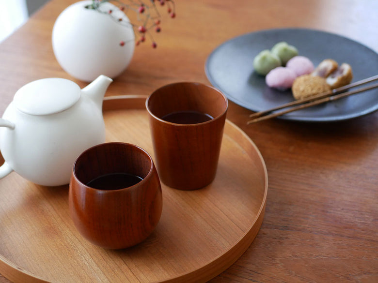 食洗機対応の天然木ナツメ製手作りカップ。自然な風合いとナチュラルカラーが特徴の木の器です。