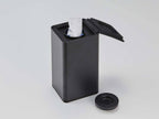 プラスチック製のタワー型ロールウェットティッシュケースとスピーカー、廃棄用コンテナが並んでいる画像