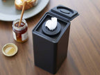 タワー型ロールウェットティッシュケース（約W8×D9×H17cm）がテーブルに置かれている写真