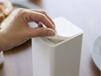 タワー型プラスチック製ウェットティッシュケースと鉢植えの観葉植物が並べられている様子