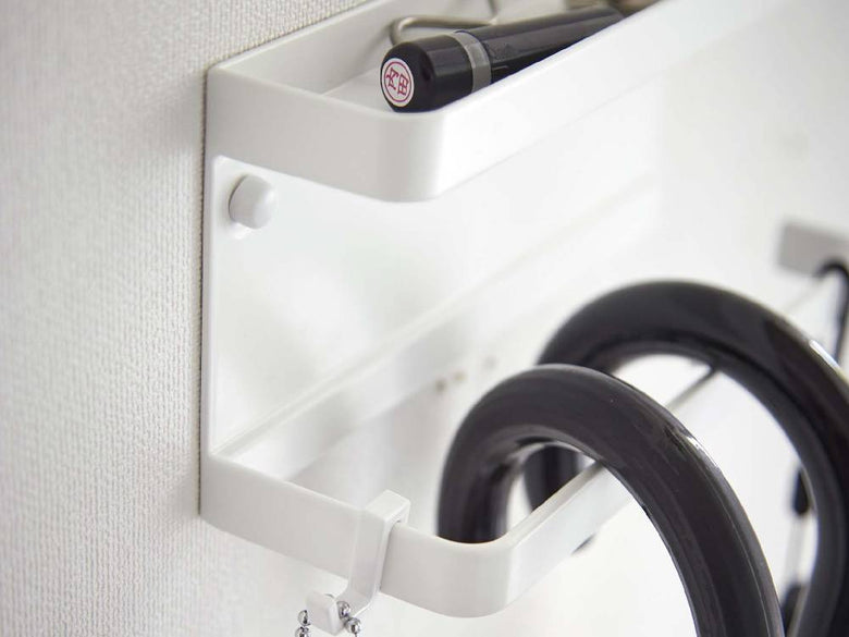 【smart/スマート】トレー付きアンブレラホルダー（シルバー）が石こうボード壁に取り付けられており、ハンガーやハンドルが見える