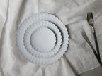 1616/arita japan TY Palace Plateの異なるサイズの陶石製プレートとフォークが並んだテーブルセッティング