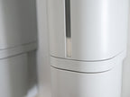木製の床の上に置かれたプラスチック製シールフックディスペンサーのデザイン