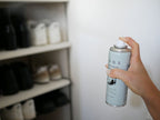 シューズ＆ブーツ用リフレッシャー180mlのプラスチックボトルとシューイレイサーが並んだセット