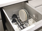 marnaのきほんお玉がシンク周りのキッチンカウンターに並べられた調理器具と共に配置されている様子