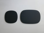 マーナのグレーとシルバー色のオーバル型まな板。耐熱性に優れたプラスチックとメッシュデザインが特徴のモダンなキッチン用品。