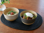 やさしい彩りシリーズの抗菌汁椀、抗菌丼、八角箸などの食器セットがテーブルに並んでいる画像