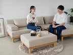 シーブのゆったり座れるレクトユニットソファーが配置された快適なリビングルーム。カウチやクッション、ランプが揃っています。