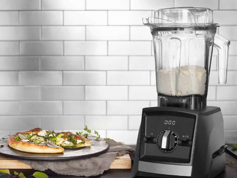 Vitamixのホームキッチン用ミキサーと新鮮な果物が並ぶ調理シーン