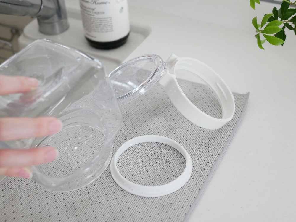 フレッシュロックの透明プラスチック製保存容器セット。各種サイズと蓋が揃い、キッチンの引き出し収納に最適