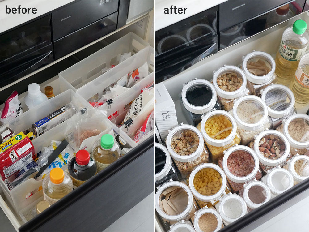 キッチンの棚に整然と並べられたフレッシュロックのプラスチック保存容器と専用スプーン