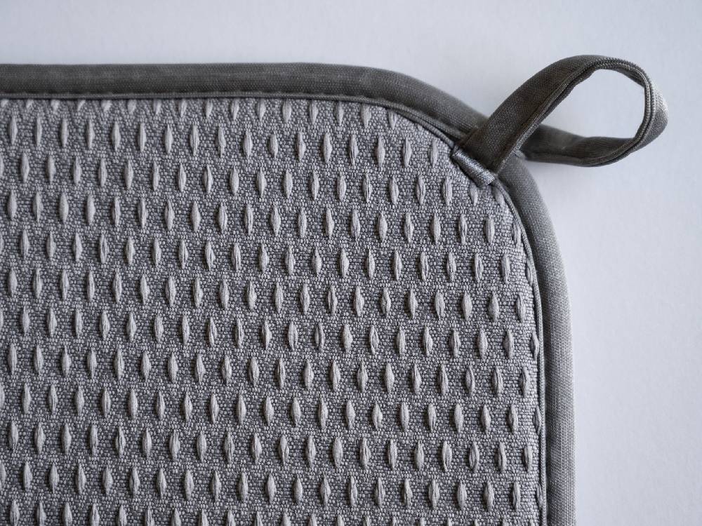 【bws SELECTION】すっきり暮らす水切りマットのグレーとシルバーのメッシュデザイン。カーボンファイバー、プラスチック、スチールを使用した耐久性のある繊維素材製。