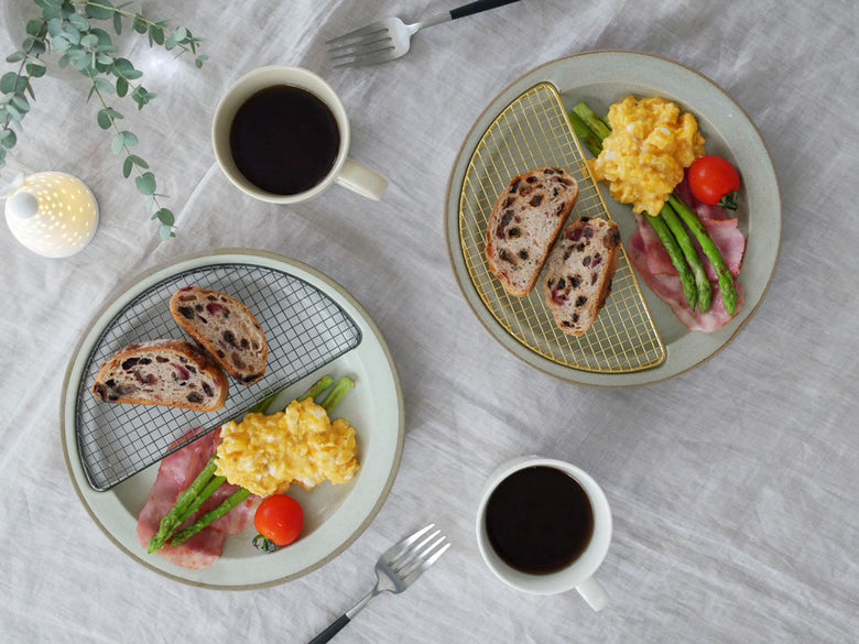 揚げたてをキープする網付きプレートとパンが並ぶ朝食のテーブルセッティング