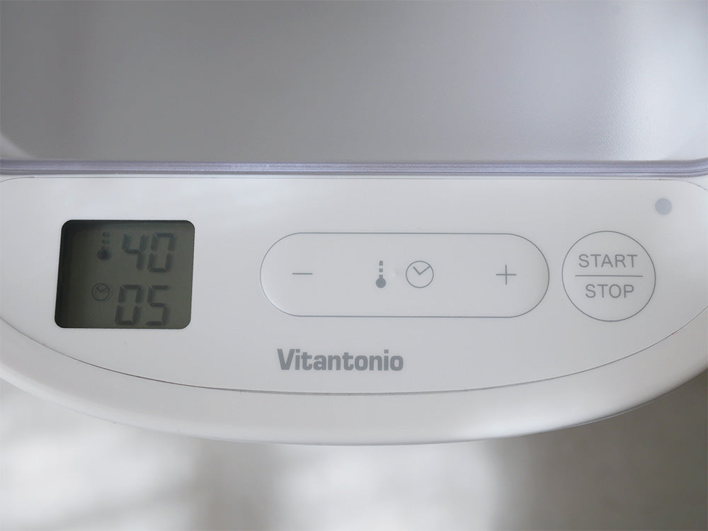 Vitantonioビタントニオの初心者向け発酵メーカー本体に、2つの容器、スプーン、牛乳パック用クリップ、カラーレシピブックが並べられたセット