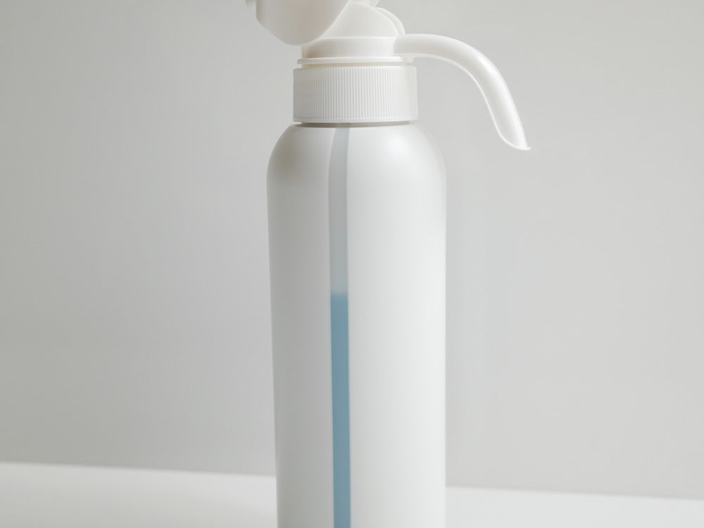 リッチェル製片手で計量可能なマグネット搭載液体洗剤ボトル。プラスチック製スプレーディスペンサー付きのデザイン