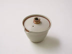 日本製の白黒陶器製急須と小茶碗が木箱にセットされている画像