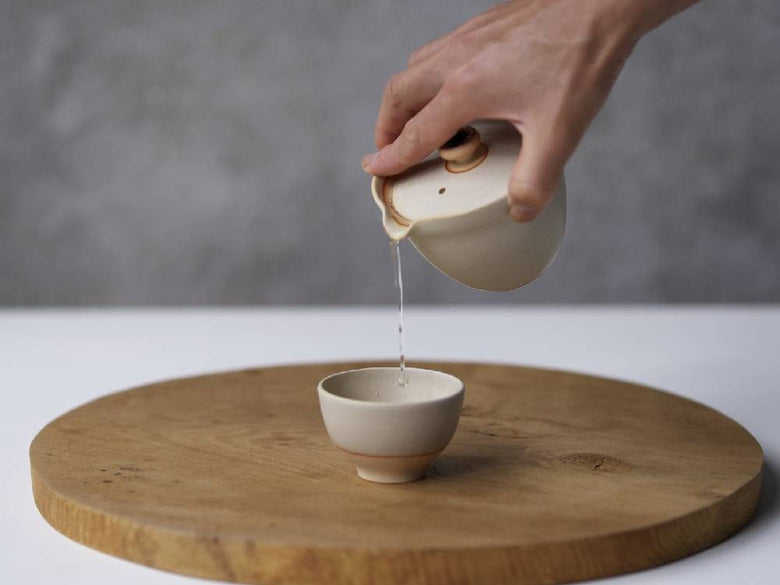 アールピースのSHIN-CYA-KI急須と小茶碗の陶器セット。白と黒のデザインが特徴で、木箱に収納されています。