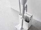 スチール製のタワーオーガナイザー「tower / タワー」が木のフローリング上に配置され、プラスチック製のツールやハウスプラントが周囲に整然と並んでいる様子
