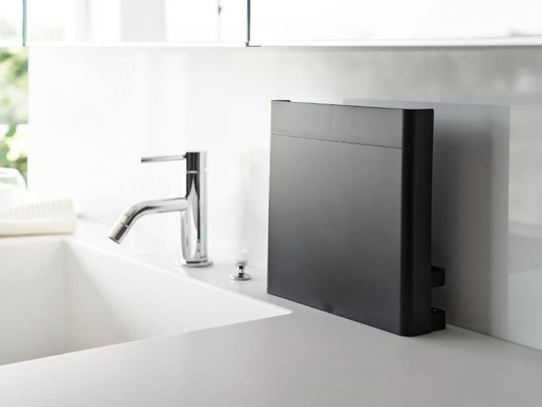 ABS樹脂製のタワー目隠し歯ブラシ＆チューブスタンドが洗面台に置かれているバスルーム