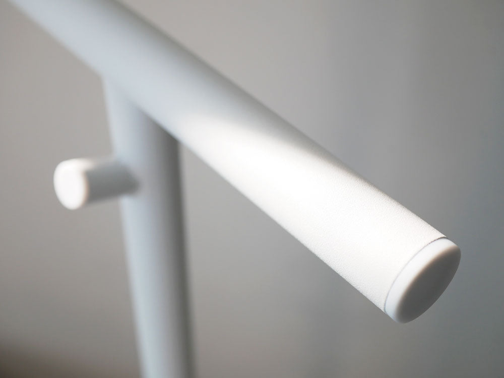smartブランドのスチール製ランドセルスタンド。高さ100cm、幅28cmで耐荷重10kgのフックが付いており、簡単に組み立て可能です。
